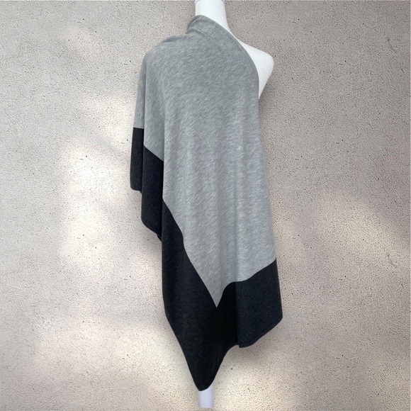 LOFT Sweater Knit Soft Grey & Charcoal Colorblock Poncho One Size - Picture 5 of 12